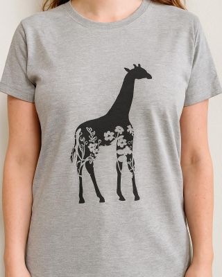 🌿🦒 Tričko „Kvetinová žirafa“ – spojenie prírody a elegancie Štýlové sivé tričko s originálnou siluetou žirafy, ktorá je...